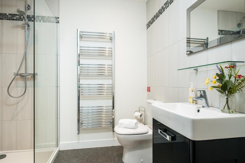 Solar Sanctuary- Skyline Balcony, City Centre, Three Floors, King Beds, Netflix And More! Bath Eksteriør bilde