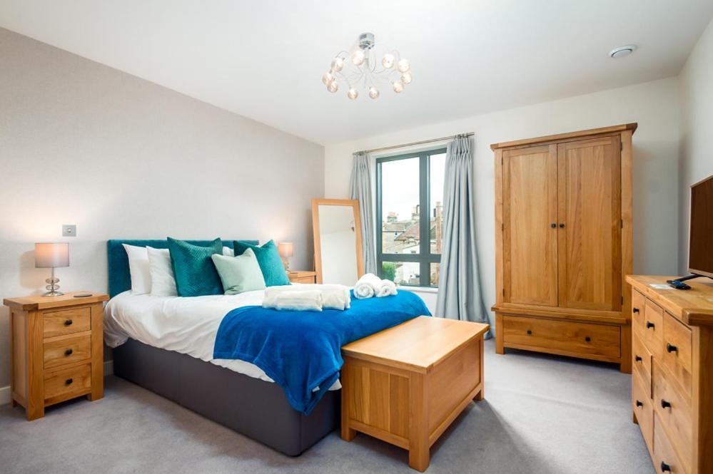 Solar Sanctuary- Skyline Balcony, City Centre, Three Floors, King Beds, Netflix And More! Bath Eksteriør bilde